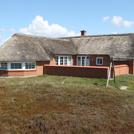 Hébergement de vacances Cozy Thatched With Pool By The Sea - Sj450 *