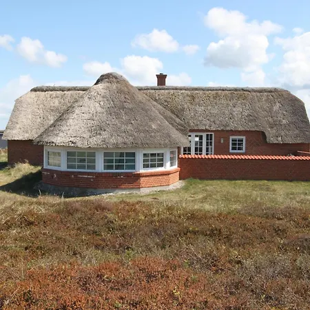 Hébergement de vacances Cozy Thatched With Pool By The Sea - Sj450 *