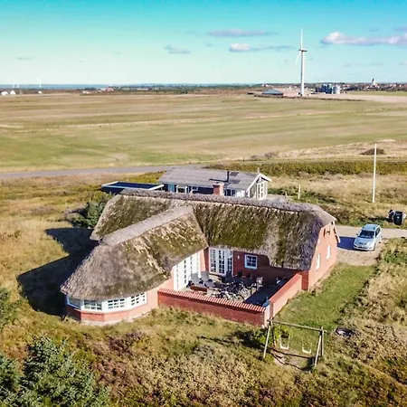 Hébergement de vacances Cozy Thatched With Pool By The Sea - Sj450