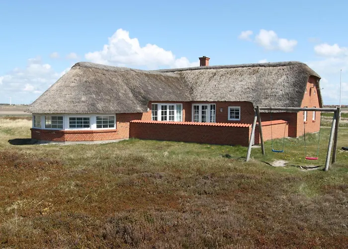 Дом отдыха Cozy Thatched With Pool By The Sea - Sj450 *