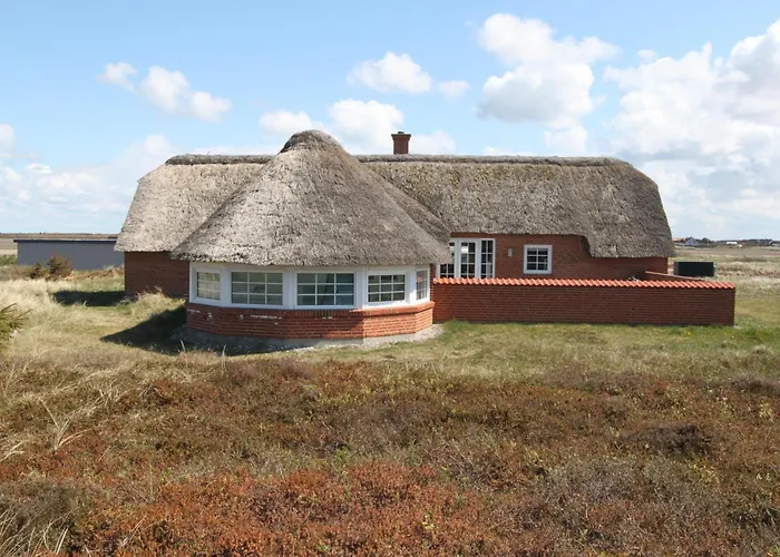 Дом отдыха Cozy Thatched With Pool By The Sea - Sj450 *
