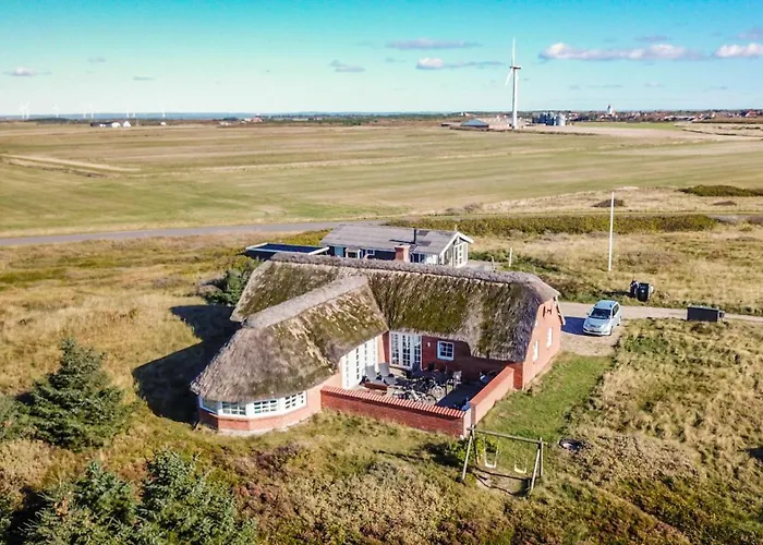 Дом отдыха Cozy Thatched With Pool By The Sea - Sj450